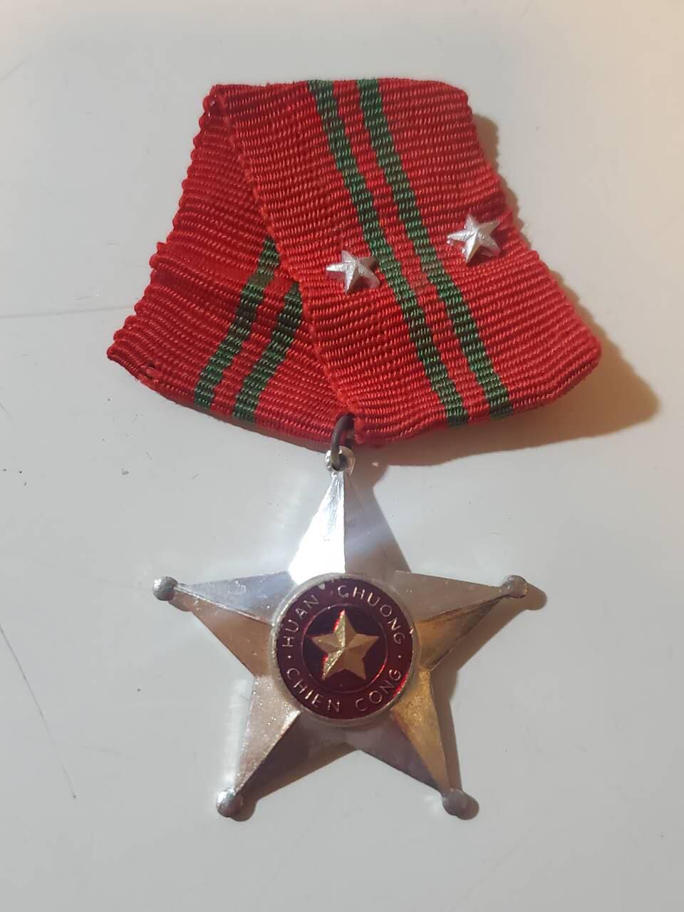 韵星假日拍卖第三十七期 -- Rimey Holidays Auction 37 越南社会主义共和国二级战功勋章 越中战争时期版本