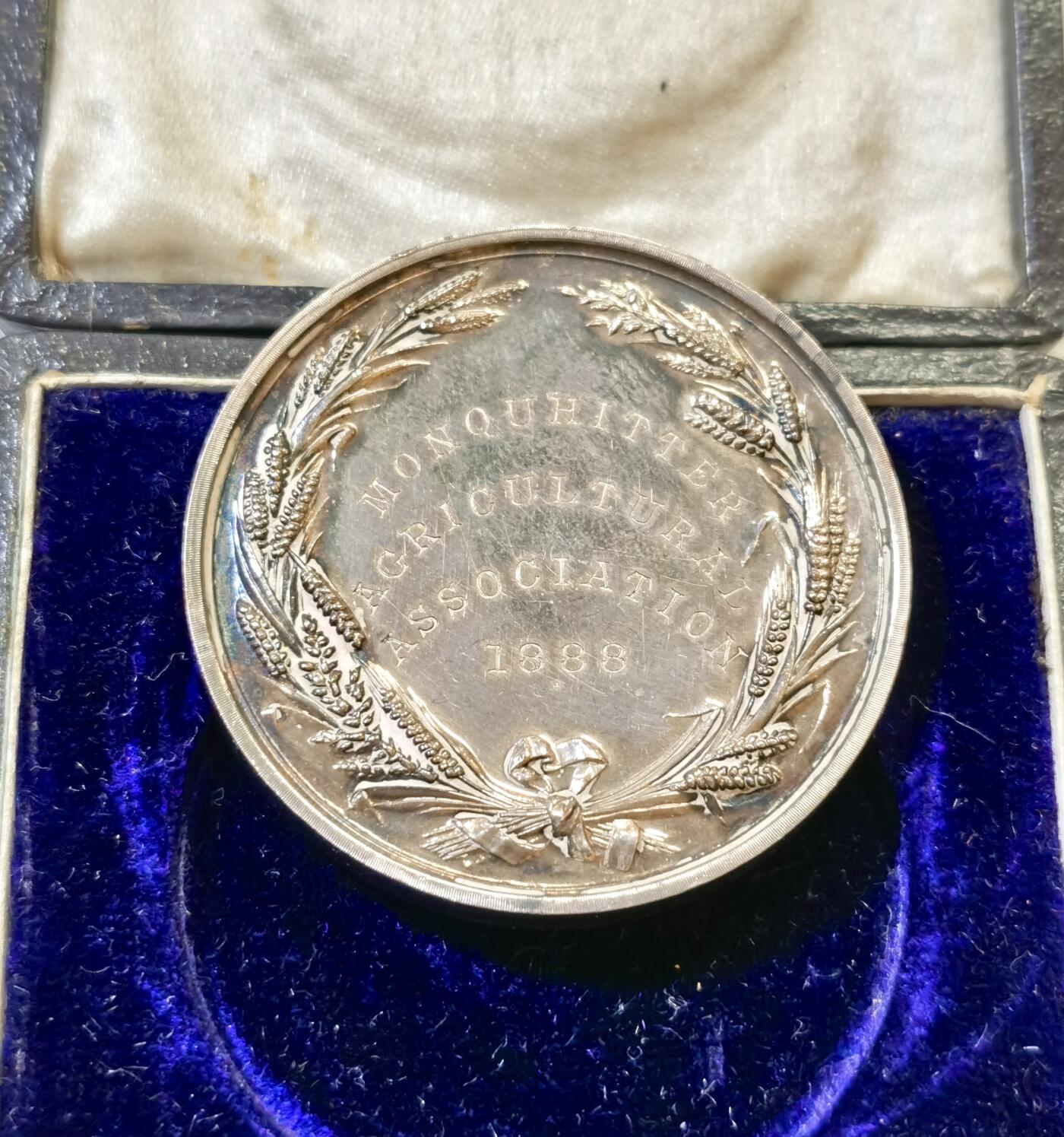 甄臻铺-世界币章拍卖（第48期）精品场拍品征集中，送拍享返佣金等优惠多多 1888年(吉祥年份)英国莫诺奎特农业协会颁发的银质奖章，直径45毫米，重42克。正面刻有三头牛和树木图案，背面环绕麦穗花环装饰，刻有