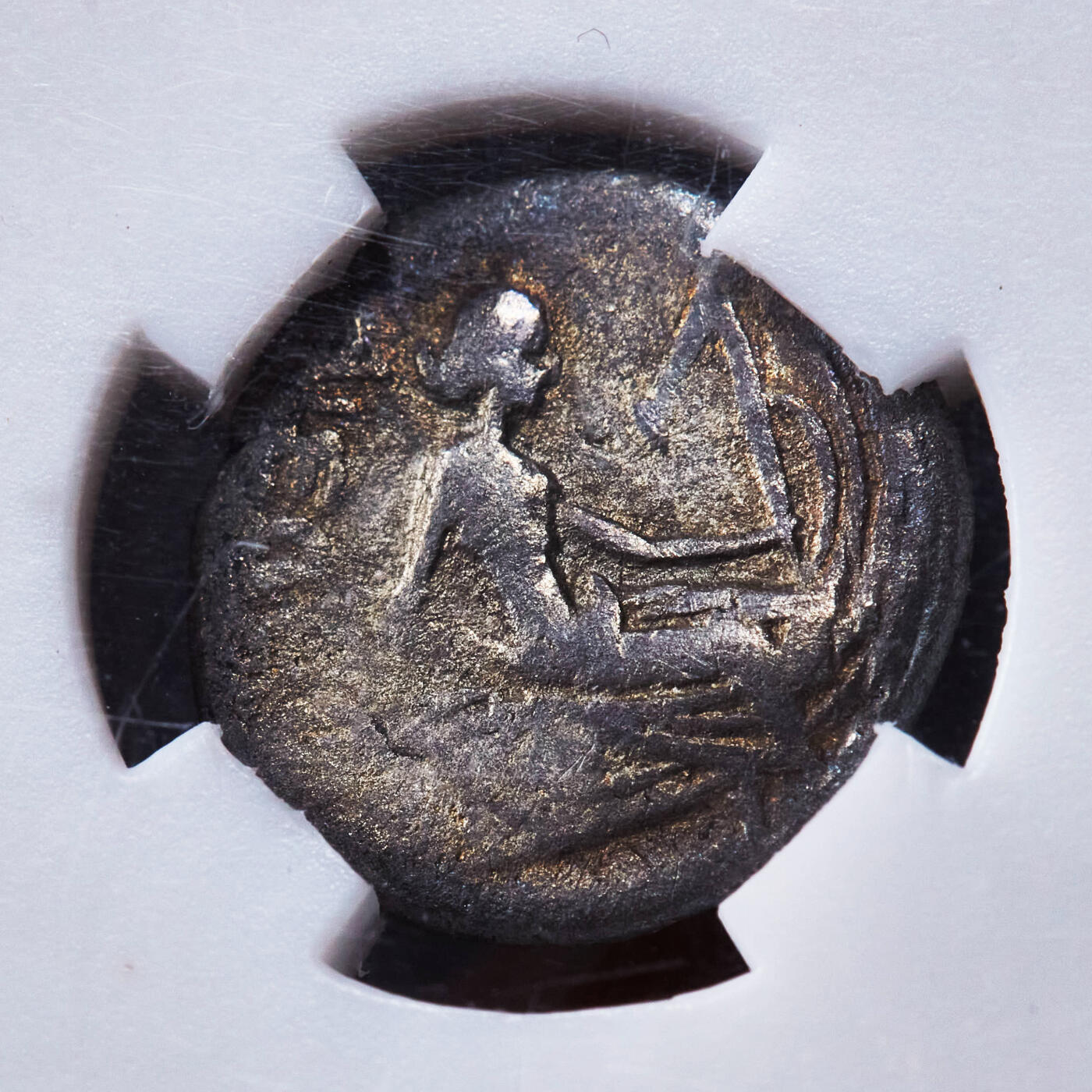 【俄甄集藏】“万象更新、马呈祥瑞”迎新春俄甄精品场-2026年(047)01-21 星期三 晚 19:30 全场包邮 古希腊埃维亚岛西斯提亚城公元前3世纪-前2世纪宁芙仙女2奥波银币，众诚 ChF(Str 3/5, Sur 3/5)，正面宁芙仙女头像，背面宁芙坐于船头，币文为地名，老包浆难得