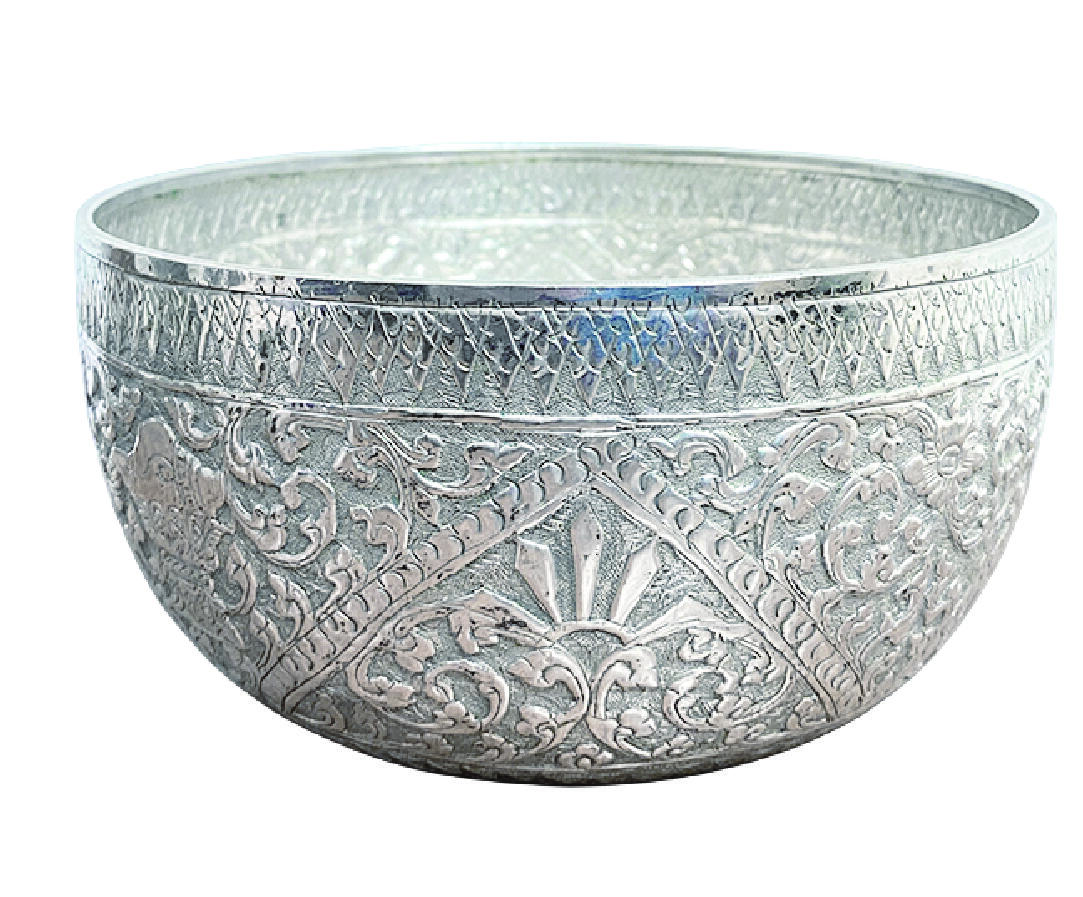 上海拍卖行2025年秋季古董珍玩拍卖会 纯手工制錾刻工艺西番莲纹银质钵(直径:14.5cm)