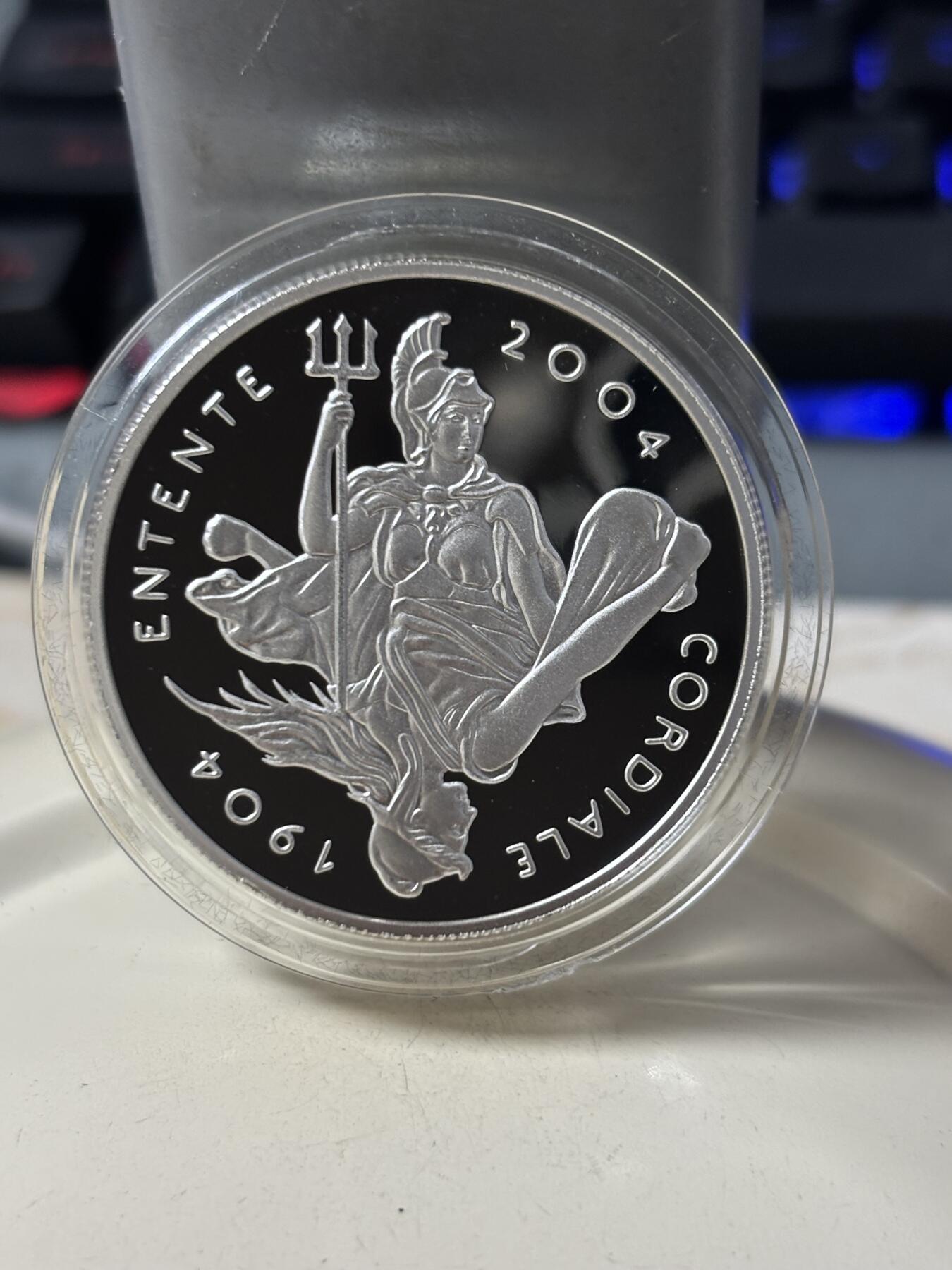 第188期拍卖 英国2004年英法友好协议100年精制加厚纪念银币，925银，56.56克，发行200枚，边缘有氧化