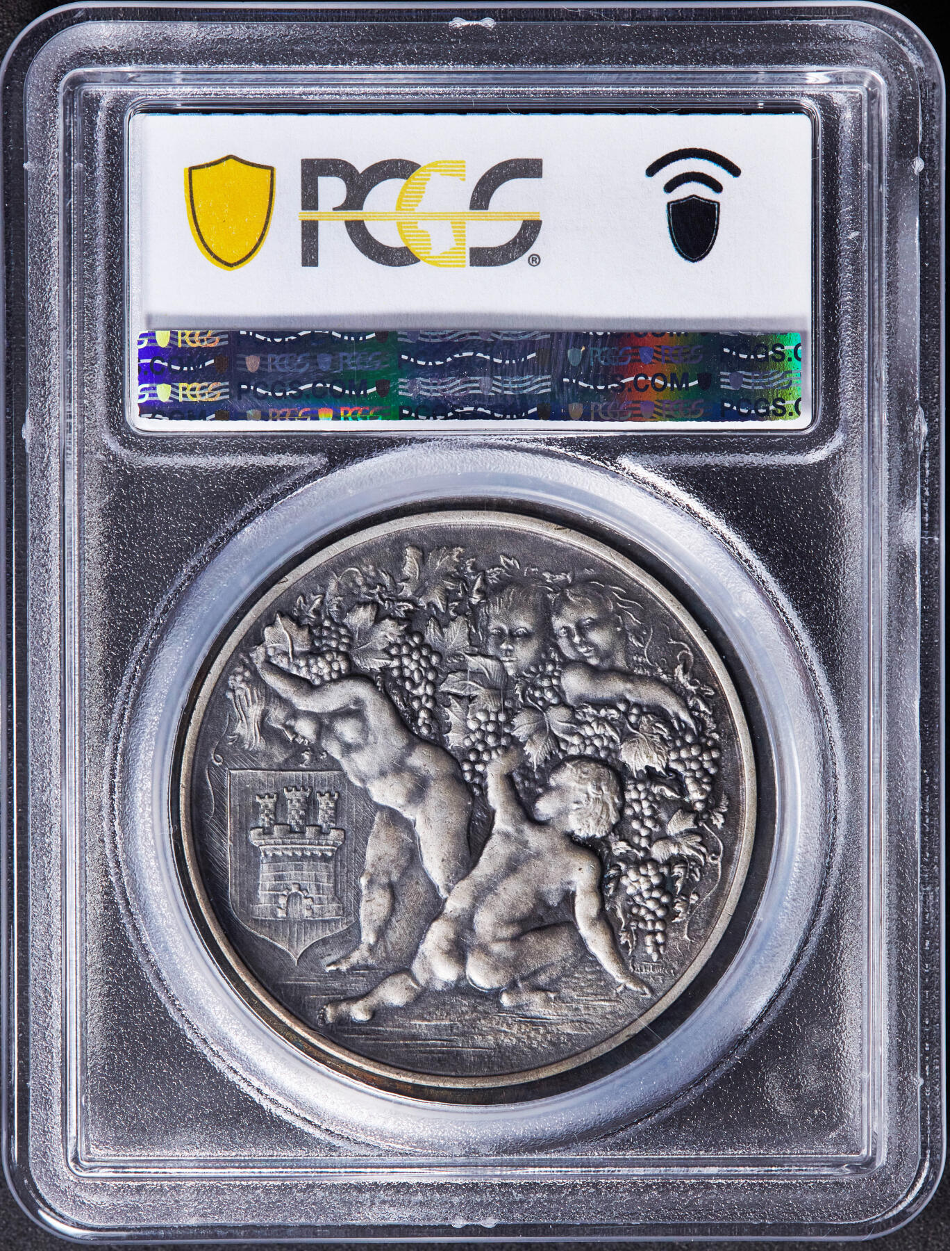 【俄甄集藏】“万象更新、马呈祥瑞”迎新春俄甄精品场-2026年(047)01-21 星期三 晚 19:30 全场包邮 法国19世纪弗朗蒂尼昂市新艺术运动时期海滨风光城市景观-天使与葡萄酿酒纪念镀银铜章，PCGS MS63，酱彩包浆，设计精美，唯一冠军分数