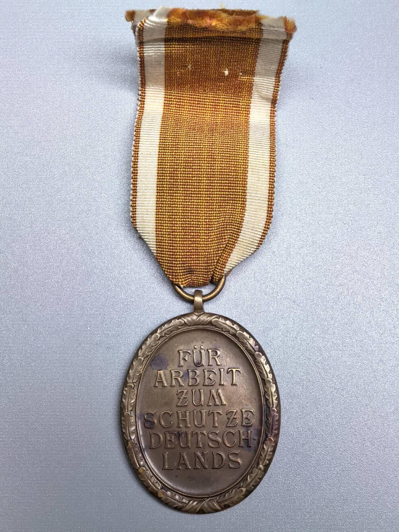 小驴勋章奖章收藏1月17日周六晚六点拍卖（珍爱和平，收藏战争，铭记历史，勿忘国耻，忠党爱国。有偿代拍，送拍规则在简介最后，参拍须阅读规则后再参拍，关系到运费包装发货时效真假辨别等关键信息，拍卖时不再发原图，看大图店主微信码在拍卖店铺介绍里） 得三西线防御奖章，铜质，后配绶带