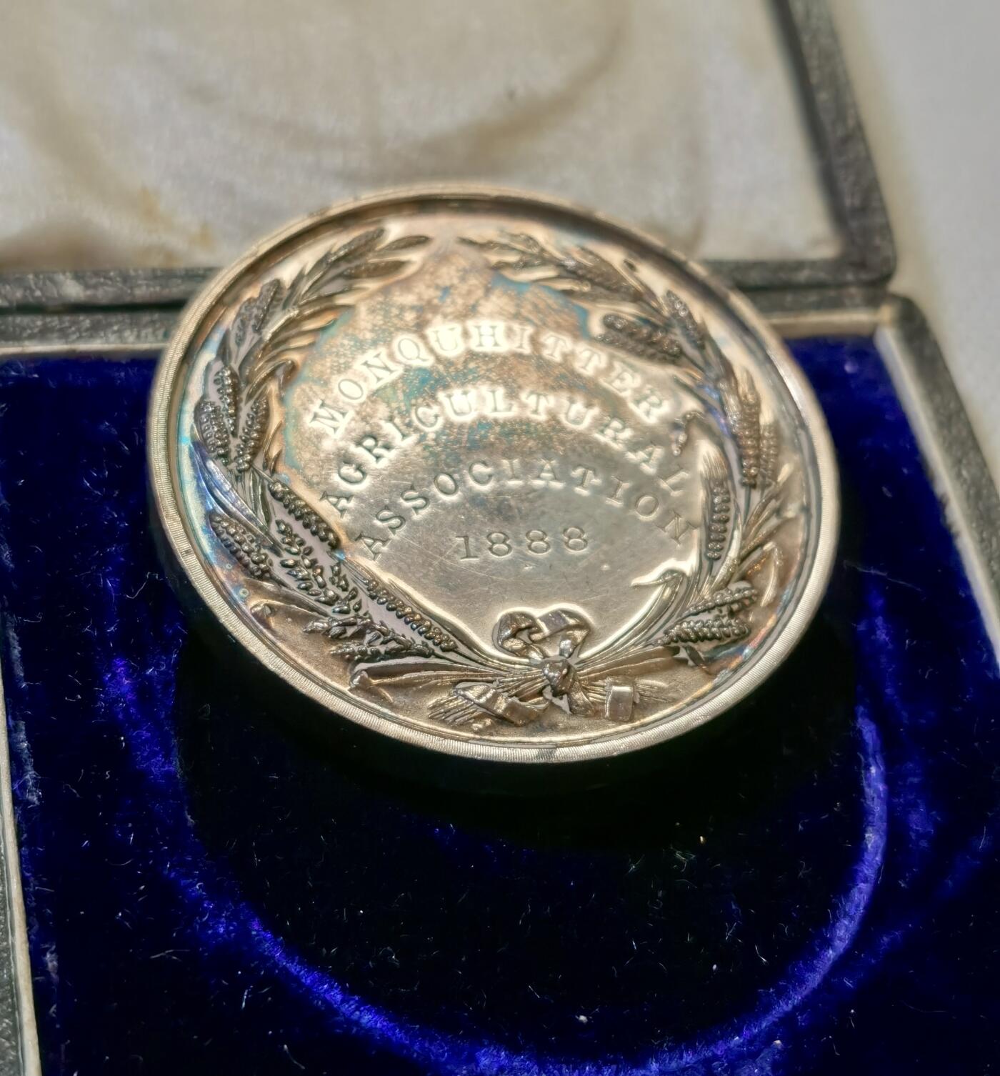 甄臻铺-世界币章拍卖（第48期）精品场拍品征集中，送拍享返佣金等优惠多多 1888年(吉祥年份)英国莫诺奎特农业协会颁发的银质奖章，直径45毫米，重42克。正面刻有三头牛和树木图案，背面环绕麦穗花环装饰，刻有