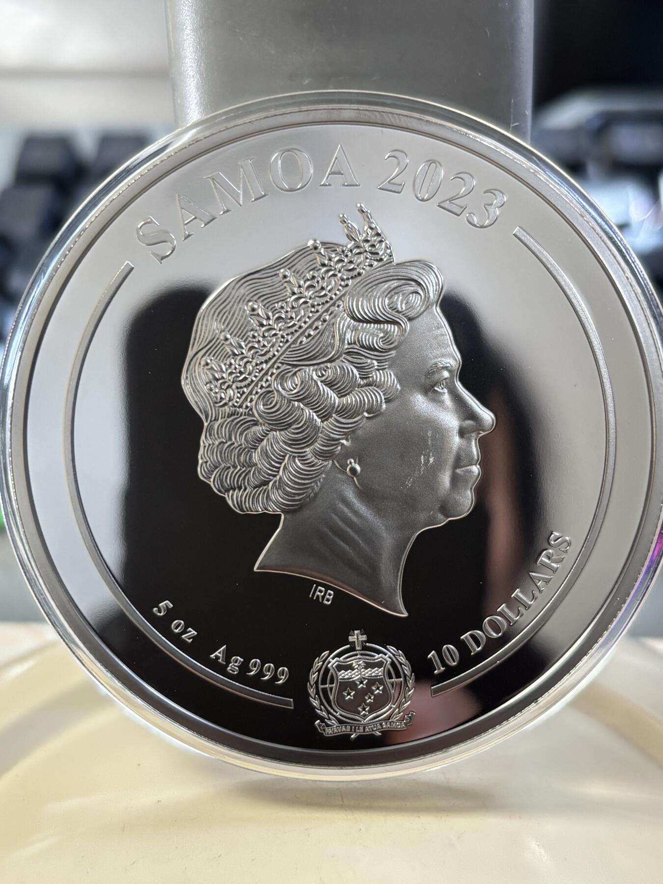 第188期拍卖 萨摩亚2023年指环王双塔奇谋5盎司钌化镀金银币,999银，发行199枚，女王脸上有瑕疵