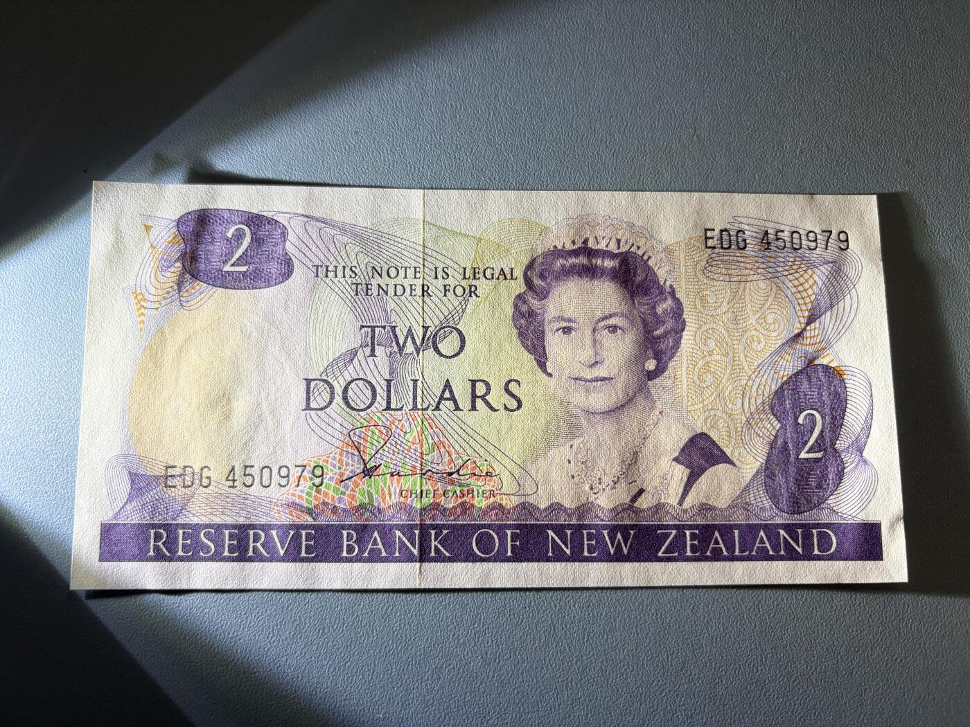 咖啡豆•收藏 2026年Jan_21th世界各国纸币拍卖 新西兰 1981-85年 2元 全新UNC 外国纸币 女王钞