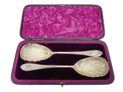 上海拍卖行2025年秋季古董珍玩拍卖会 - 19世纪英国Atkin Brothers制作镀银刻花分餐勺(原装盒)