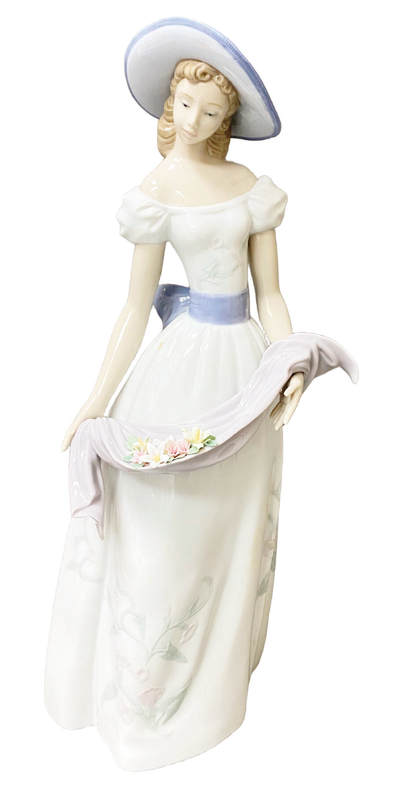 上海拍卖行2025年秋季古董珍玩拍卖会 - 西班牙雅致"Frangances and Colors"人物瓷塑摆件(H:42cm,全新,原装盒)