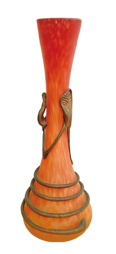 上海拍卖行2025年秋季古董珍玩拍卖会 - 尼日利亚设计款花瓶(H:27.5cm)