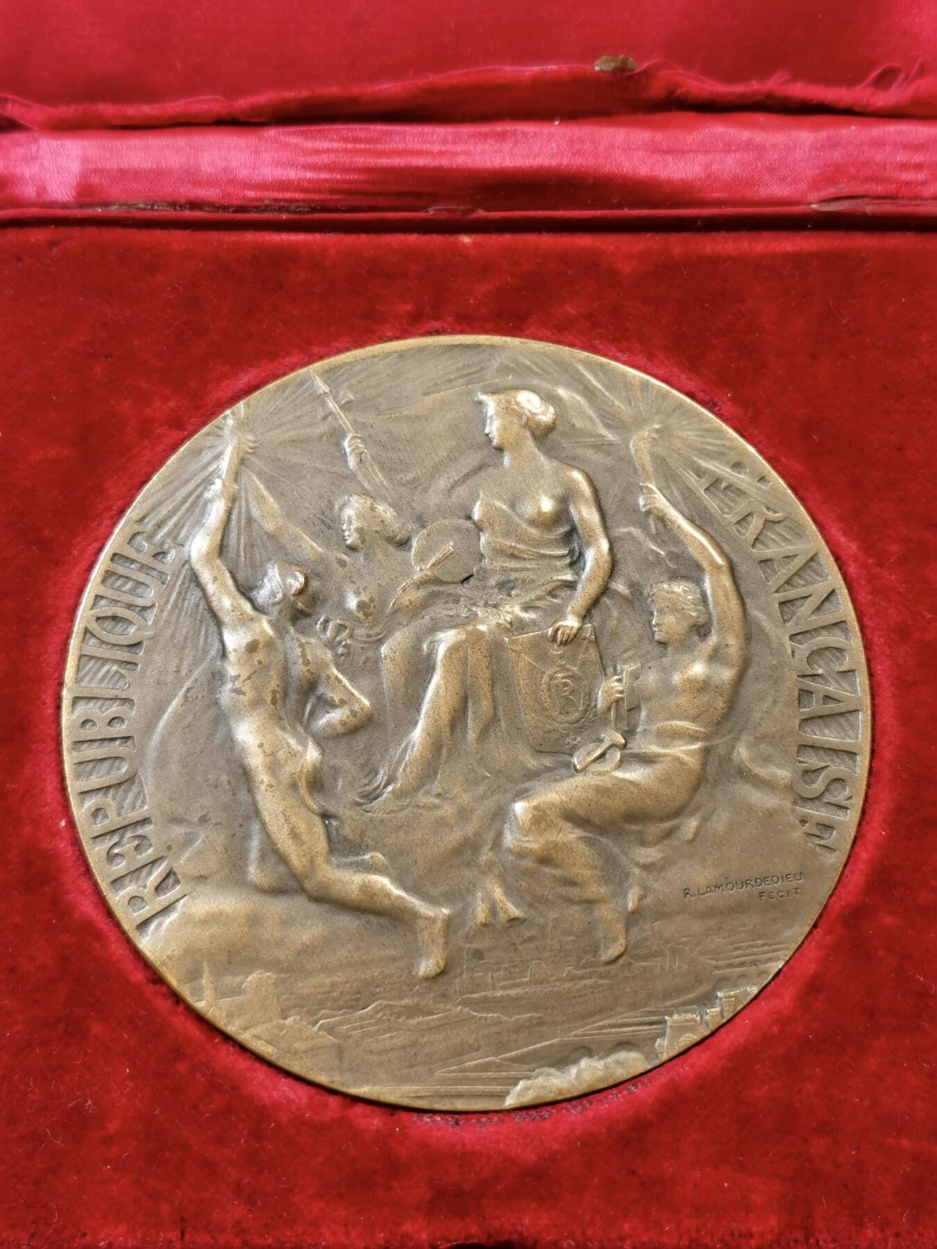 甄臻铺-世界币章拍卖（第48期）精品场拍品征集中，送拍享返佣金等优惠多多