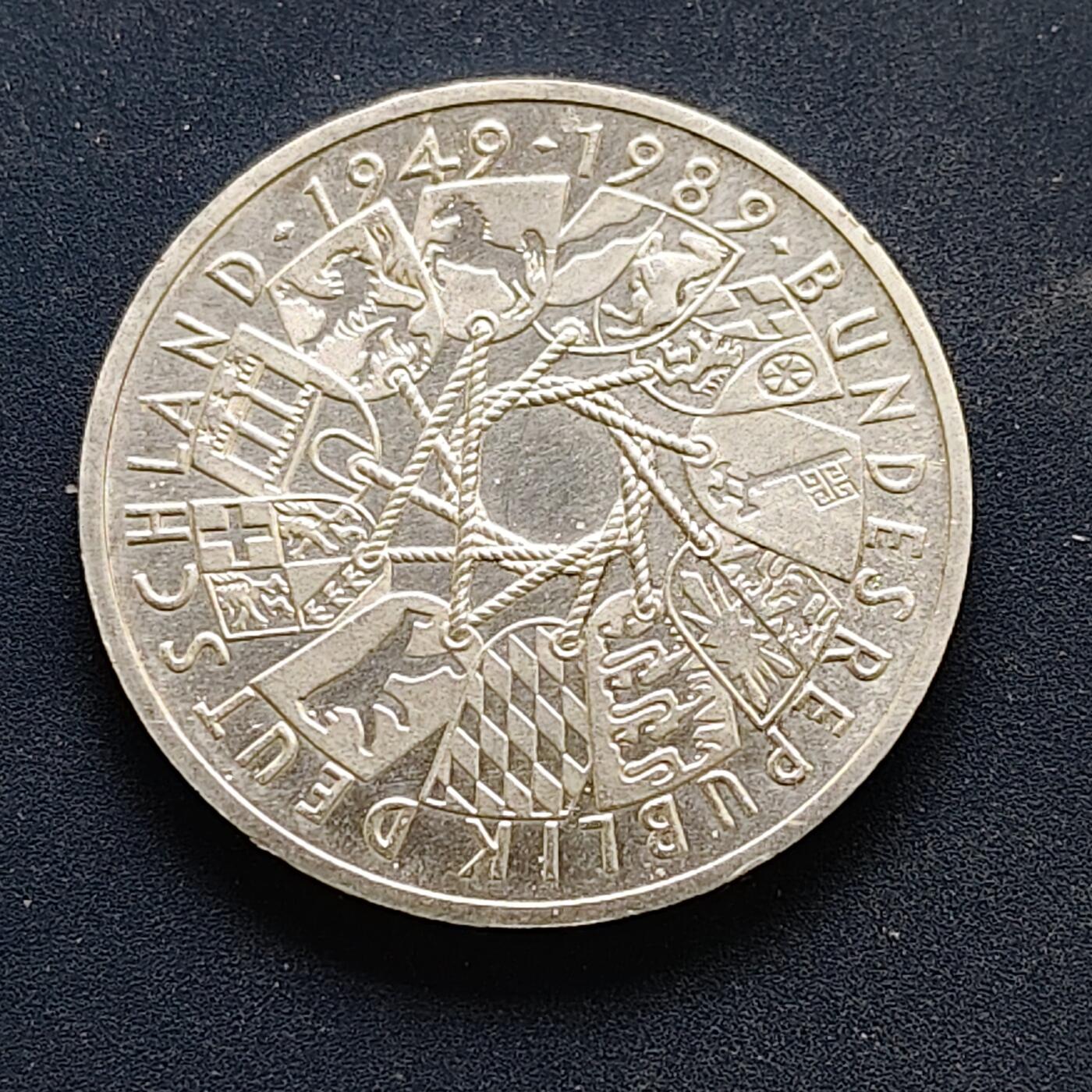 【全场包邮】纯粹捡漏拍494场 德国联邦德国1989年10马克共和国40周年纪念银币-带证书【33毫米15.5克，纯银价约194元（按20元银价折算）】