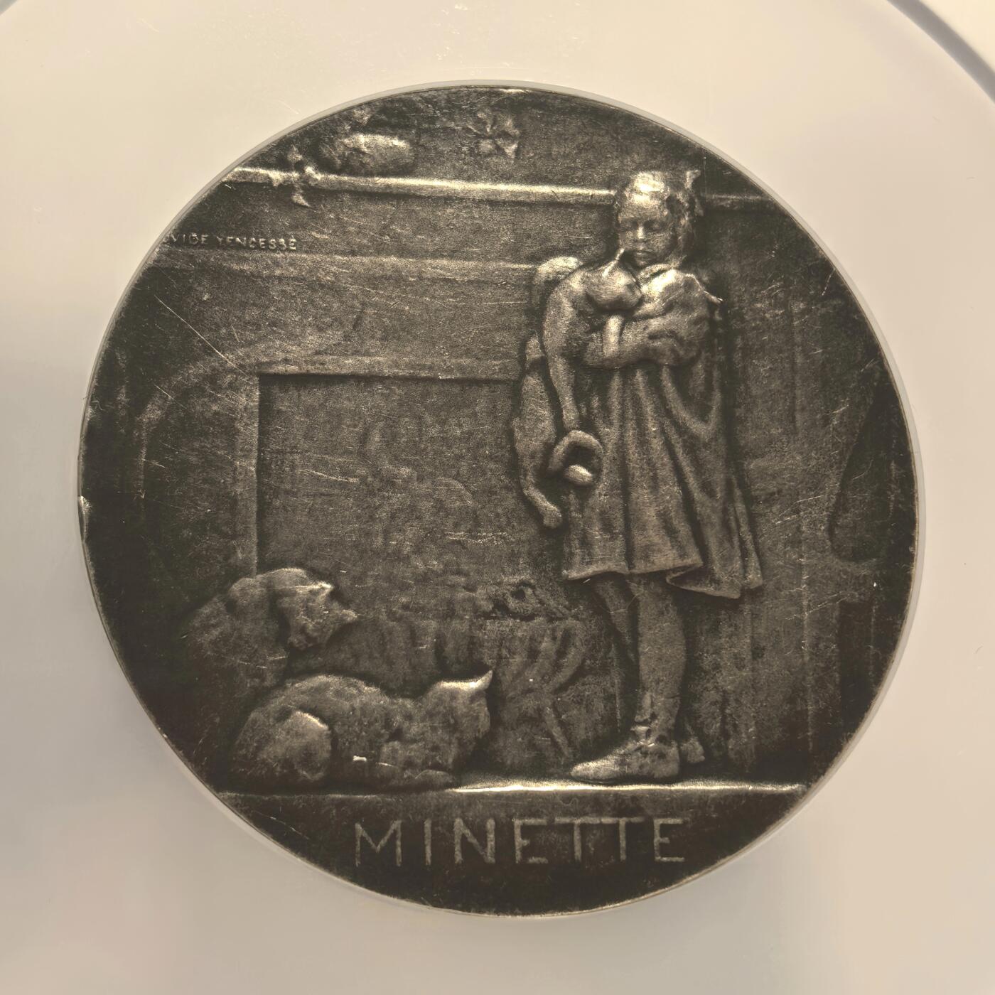 博洋堂世界钱币拍卖第157期（全场包邮） NGC AU58 SAMF作品12号，银章，标题：人生的两季，奥维德·延塞斯作品，60毫米，1902年发行，铸量：铜章150枚，银章102枚，镀银铜章2枚，金章1枚，法定缴存4枚，作者留存2枚，这件SAMF作品在文献中有时也以“玛奈特与小猫咪”的名称被提及。