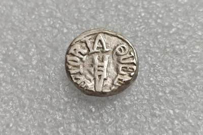 瓶子🏺第225期拍卖会 -  英属印度维多利亚时期1卢比打制银币  10-11克