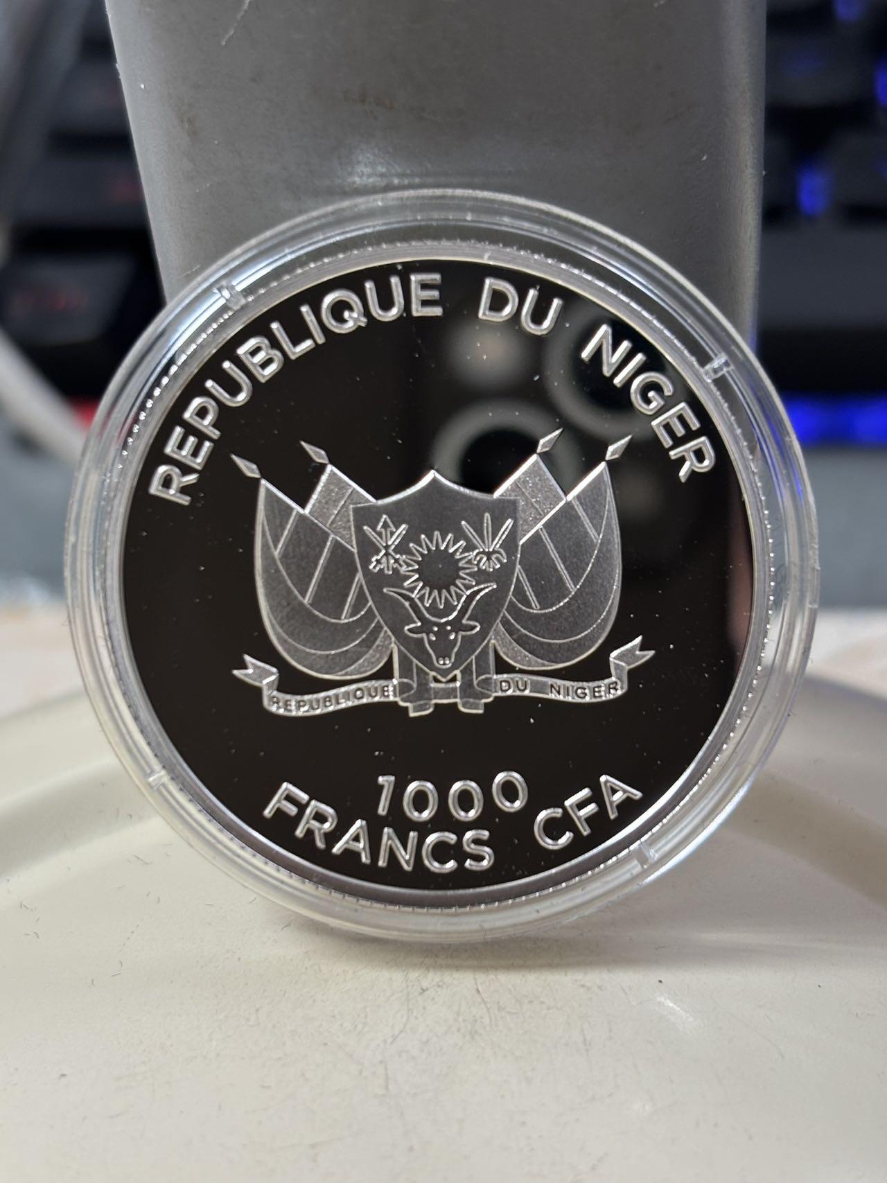 第188期拍卖 尼日尔2012年爱情语录镶嵌水晶彩色纪念银币，925银，20克，发行1000枚，塑料盒有裂痕