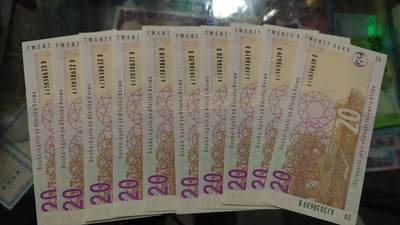 【新年九拍】世界钱币～微拍第230期暨2026年第9期  数十款低端纸币批发 成本价起拍 - 2009年南非20兰特 如图十张为一件 全新绝品无47