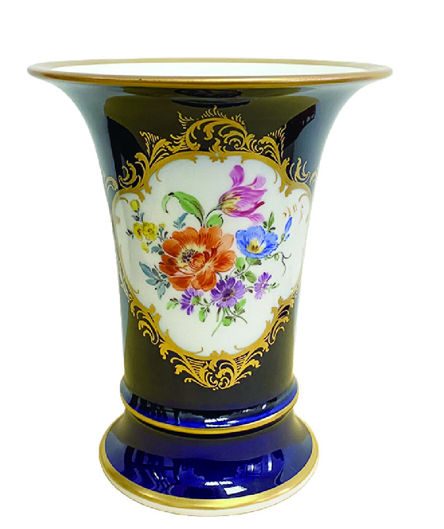 上海拍卖行2025年秋季古董珍玩拍卖会 德国梅森手绘德国之花钴蓝描金花瓶(H:13.5cm)