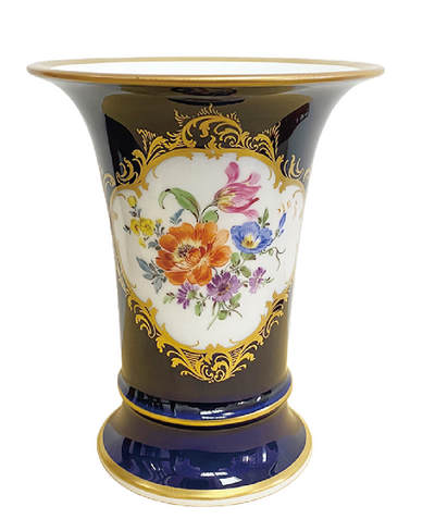 上海拍卖行2025年秋季古董珍玩拍卖会 - 德国梅森手绘德国之花钴蓝描金花瓶(H:13.5cm)