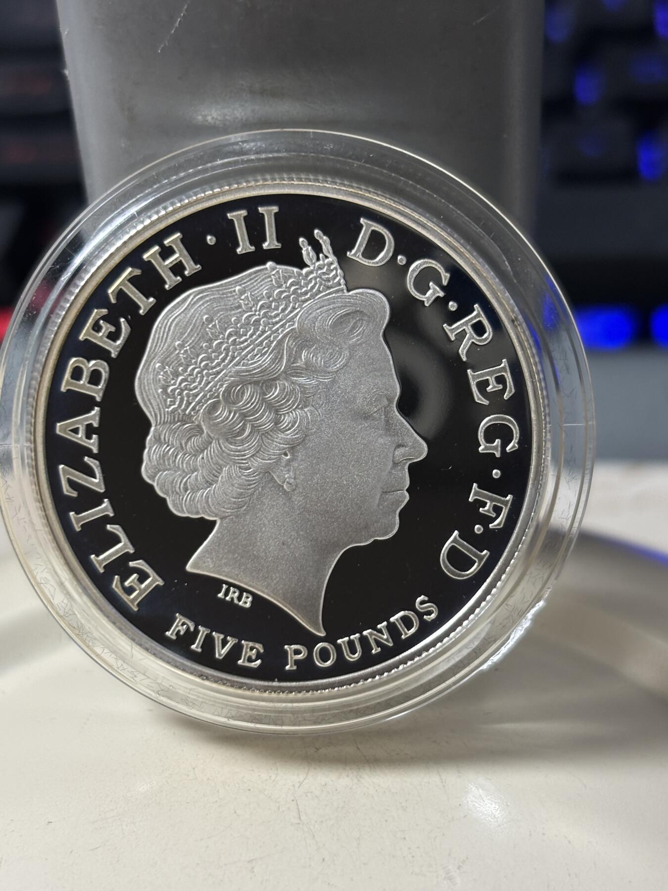 第188期拍卖 英国2004年英法友好协议100年精制加厚纪念银币，925银，56.56克，发行200枚，边缘有氧化