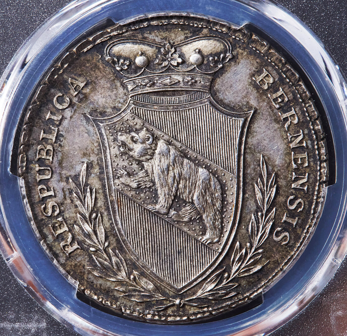 【俄甄集藏】“万象更新、马呈祥瑞”迎新春俄甄精品场-2026年(047)01-21 星期三 晚 19:30 全场包邮 瑞士18世纪末伯尔尼学院知识殿堂题材花边大银章，PCGS MS63，黄油酱彩老包浆，少见品种