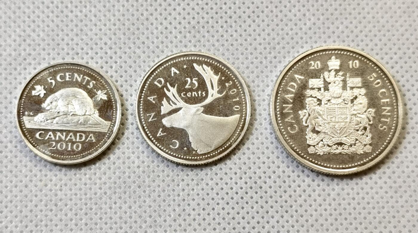 甄臻铺-世界币章拍卖（第48期）精品场拍品征集中，送拍享返佣金等优惠多多 三枚一组，加拿大2010年类精制银币50分、25分、10分，总重20.7g，925银，有氧化但镜面感仍在，品相如图