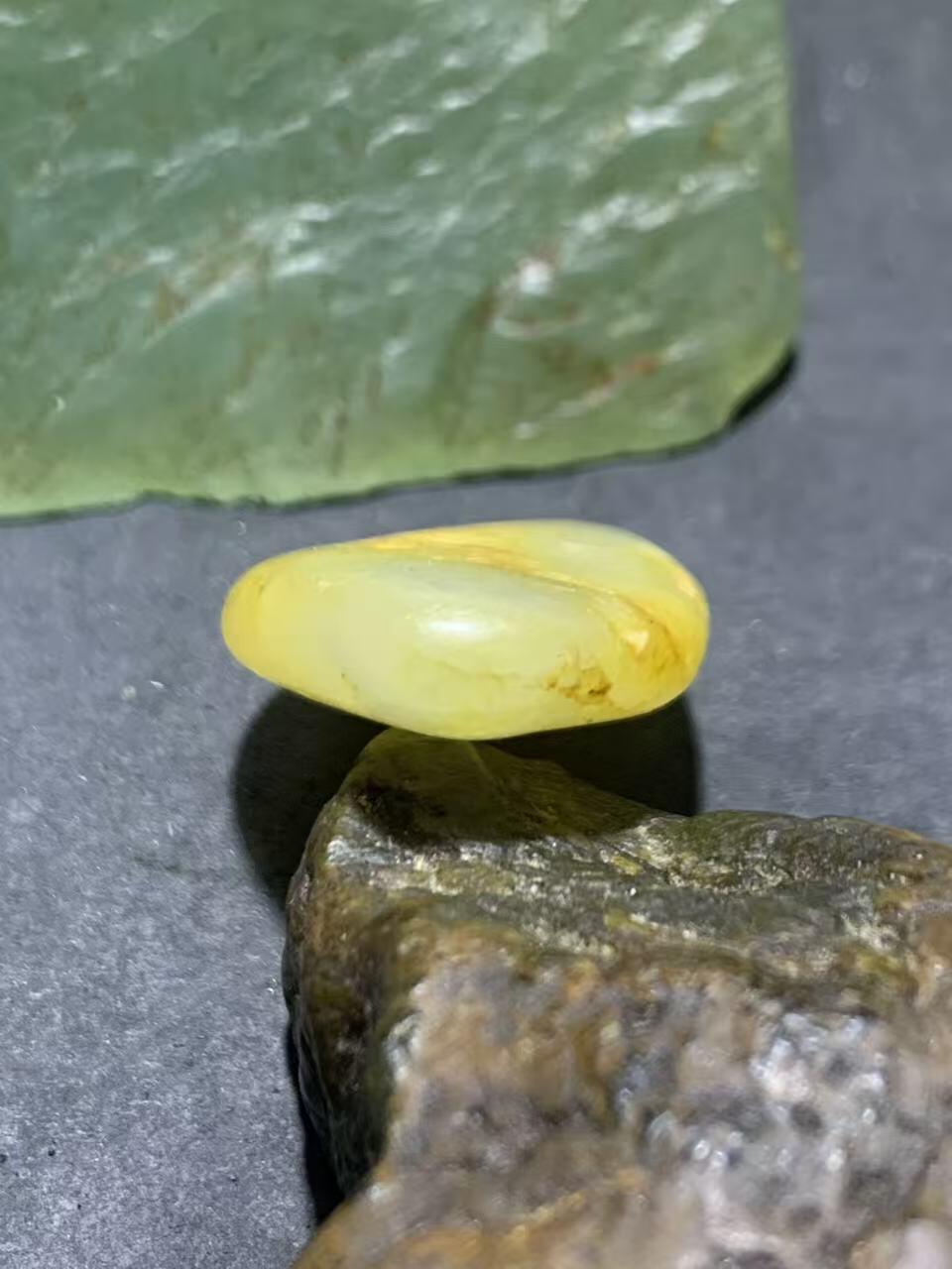 精美洒金皮和田玉独籽原石一颗，