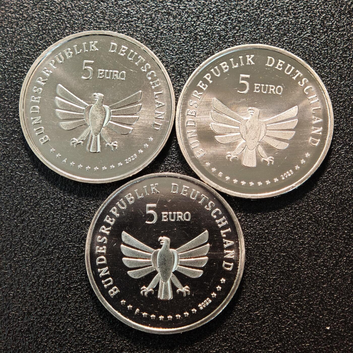【德藏】世界币章拍卖第162期（拍品征集中~欢迎藏友联系） 2022-23年 德国昆虫乐园局部彩色5欧元纪念镍币 3枚一组 直径约：27.2mm/枚；重约：9.6g/枚