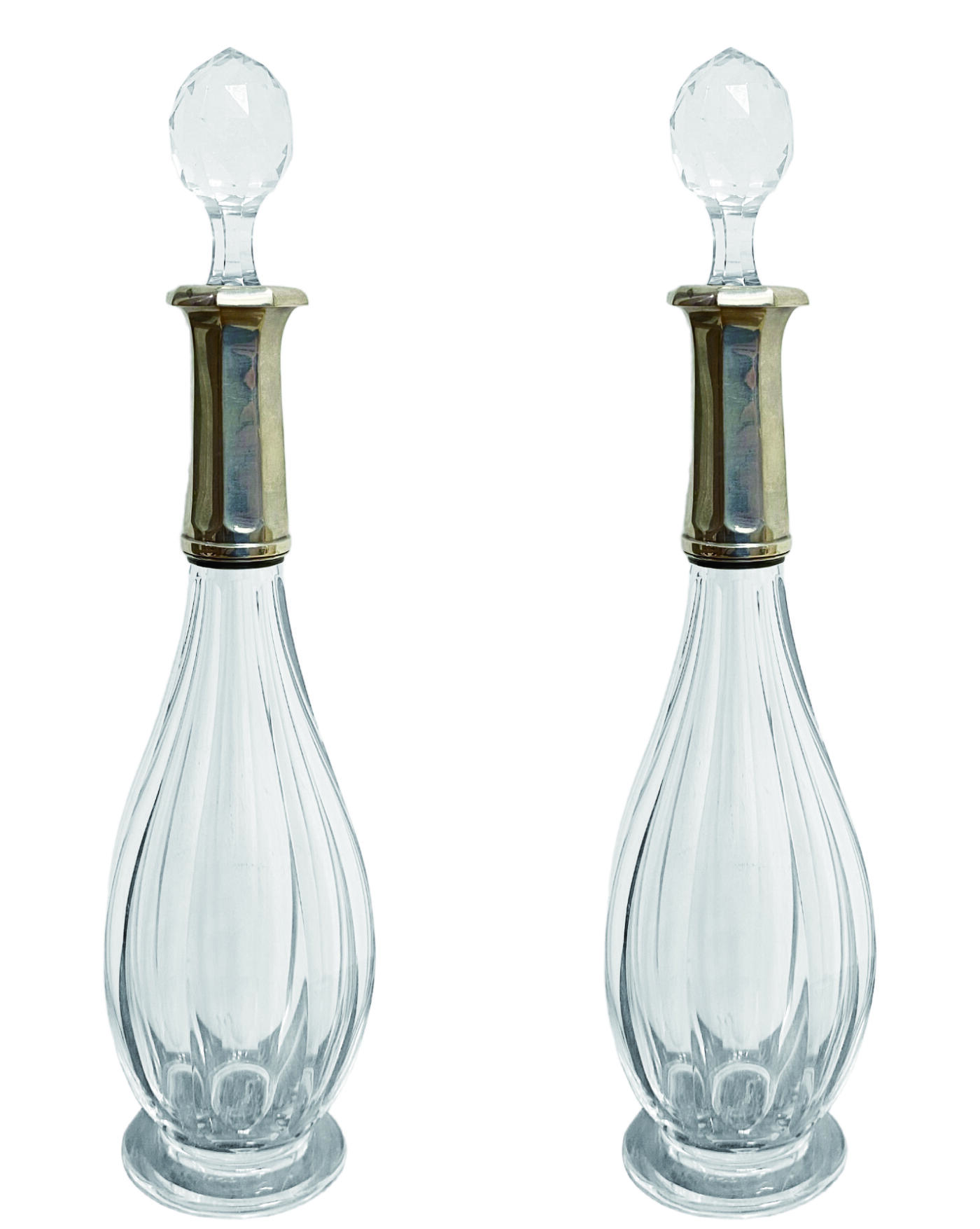 上海拍卖行2025年秋季古董珍玩拍卖会 约20世纪初法国Baccarat纯银圈口水晶酒瓶(H:30cm,其中一盖有瑕疵)