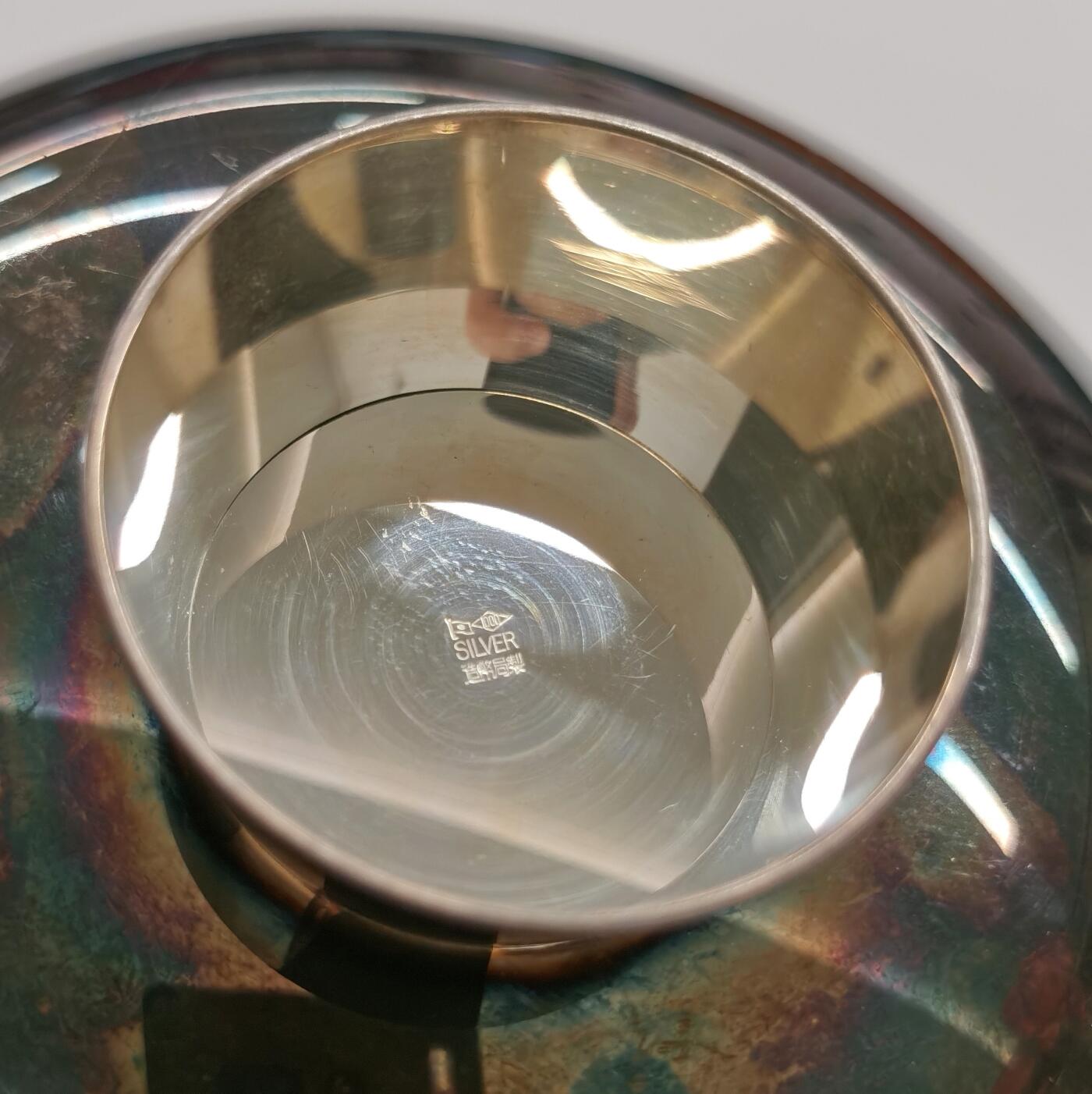 博洋堂世界钱币拍卖第157期（全场包邮） 日本造币局制纯银胎五七桐纹彩镀高足酒盏，重90.92g，五七桐纹为日本皇室家纹，底部刻有日本造币局厂记+“SILVER” 纯银标识。造币局此类纪念银器多为限量发行（如庆典、年号更替纪念款），存世量远少于民用工艺品，稀缺性显著。