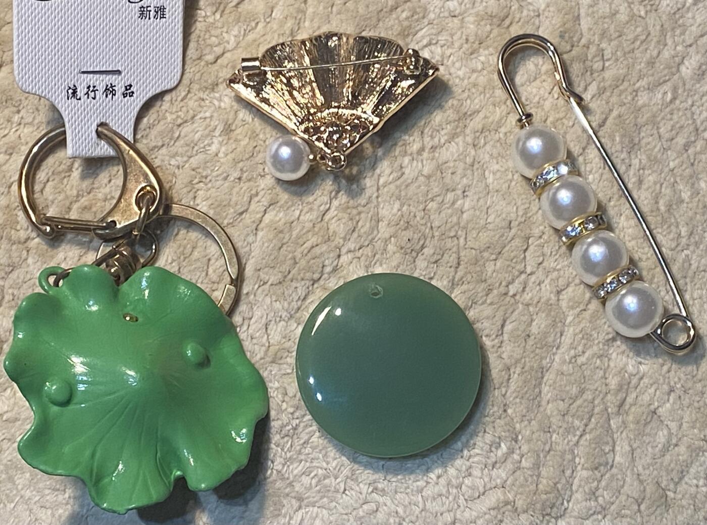 【旋风钱币】1月17日19:00准时开拍 精美欧洲币章、银币银章、第三帝国钱币等 全场包邮！ 4个精美吊坠饰品一起 如需细节图请联系