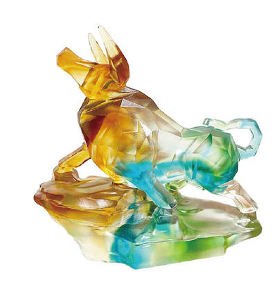 上海拍卖行2025年秋季古董珍玩拍卖会 - 琉璃金舍作品"牛势冲天"(14.7×7.7×12.7cm)