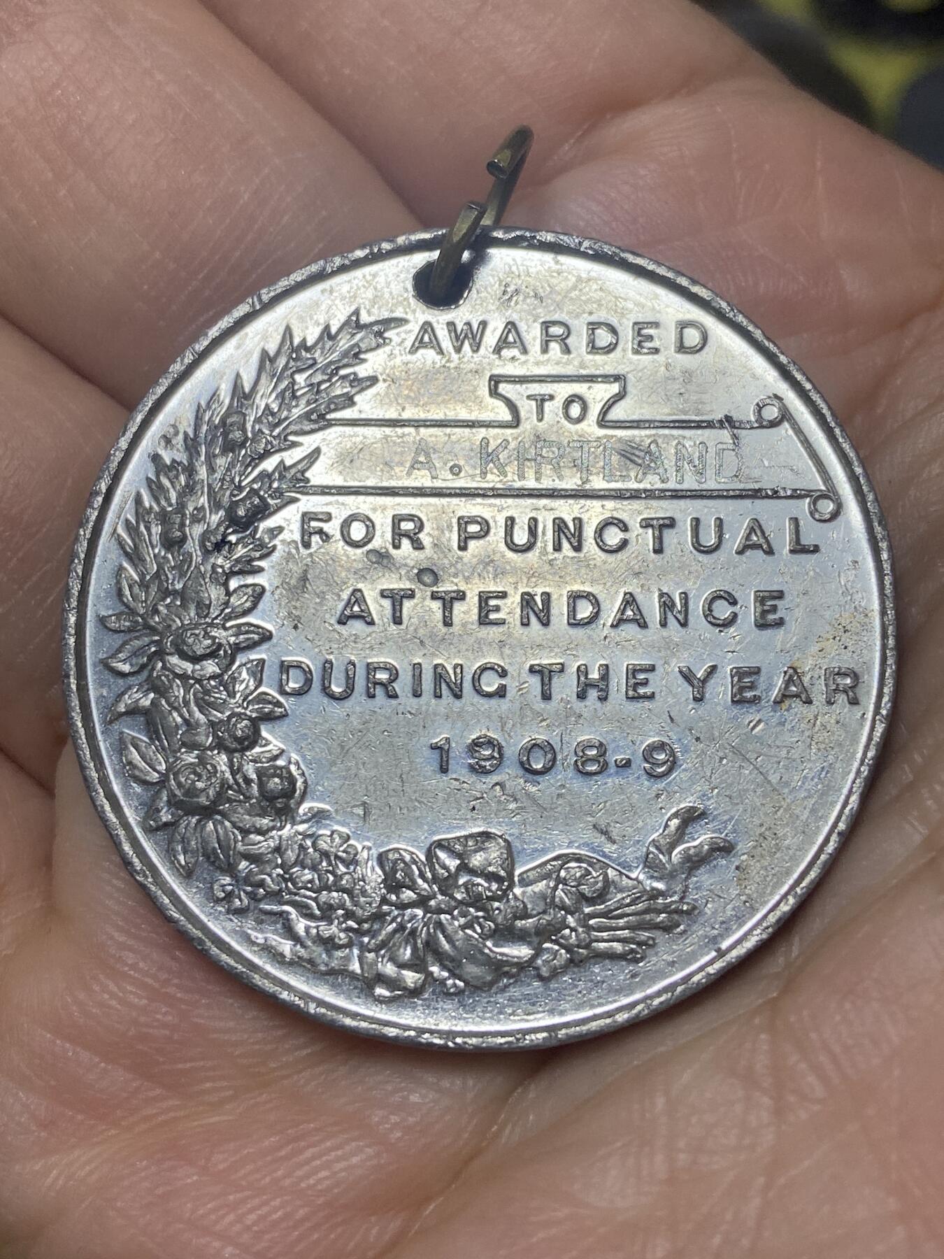 2026年第八场(总第一百七十七场）外国好品散币场(免佣金) 原光好品–英国🇬🇧1909年纪念章，直径38.7毫米，厚2.5毫米，重17.38克(1908-1909年英国学校全勤奖纪念章)