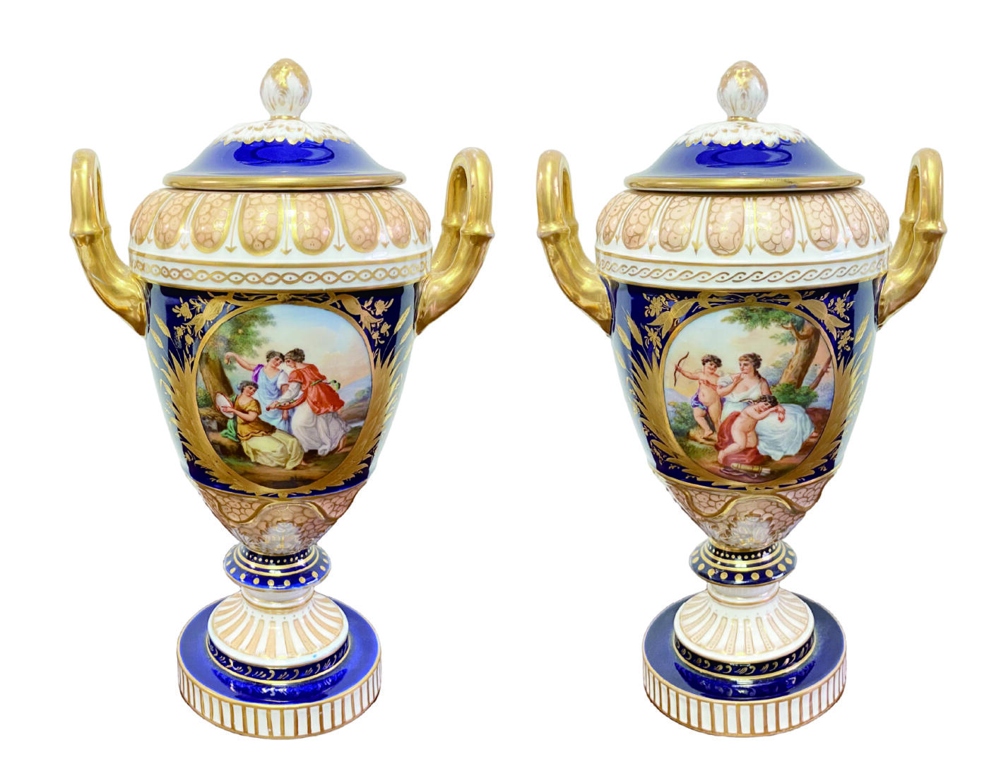 上海拍卖行2025年秋季古董珍玩拍卖会 19世纪皇家维也纳手绘女神及天使钴蓝釉描金带盖赏瓶(H:26.5cm)