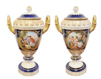 上海拍卖行2025年秋季古董珍玩拍卖会 - 19世纪皇家维也纳手绘女神及天使钴蓝釉描金带盖赏瓶(H:26.5cm)