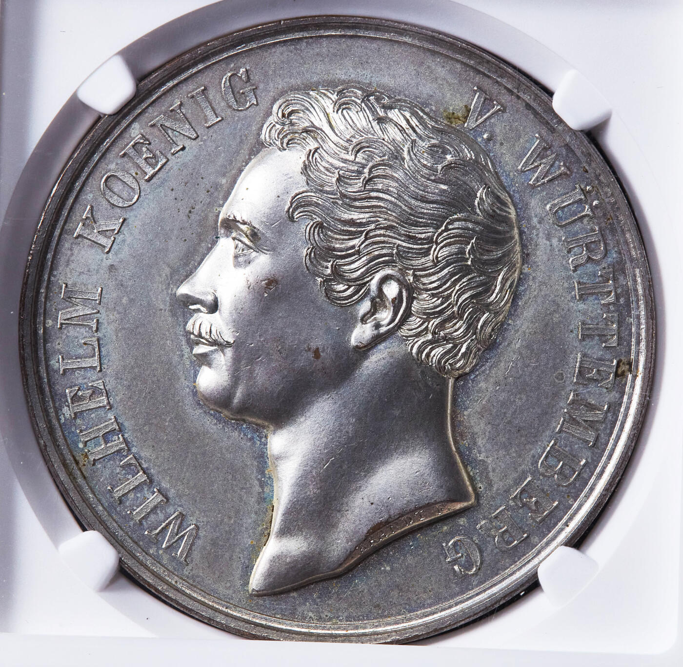 【俄甄集藏】“万象更新、马呈祥瑞”迎新春俄甄精品场-2026年(047)01-21 星期三 晚 19:30 全场包邮 德国符腾堡1841年纪念国王威廉一世继位政府成立25周年镀银大铜章，NGC MS63，高浮雕，名家布兰特制作，少见品种