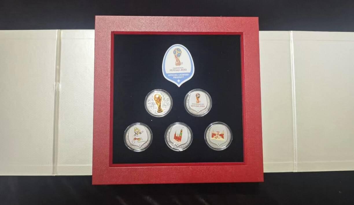 洪涛臻品批发群 精选邮票限时拍卖第1228期  2018俄罗斯世界杯纪念银章套装，包装完好，每个银章1克，共21枚银章，共计21克，Ag999银，官方发行有鉴定证书。有一定收藏价值。2018世界杯期间购入价格1100多元。共购入两件，此拍品为其中一件，不带发票《此拍品包邮》
