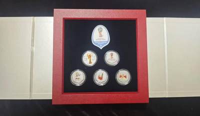 洪涛臻品批发群 精选邮票限时拍卖第1232期  - 2018俄罗斯世界杯纪念银章套装，包装完好，每个银章1克，共21枚银章，共计21克，Ag999银，官方发行有鉴定证书。有一定收藏价值。2018世界杯期间购入价格1100多元。共购入两件，此拍品为其中一件，不带发票《此拍品包邮》