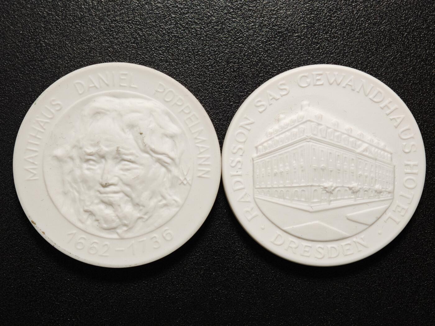 【德藏】世界币章拍卖第162期（拍品征集中~欢迎藏友联系） 2枚一组 德国迈森白色陶瓷纪念章 直径约：51.1mm,50.8mm；重约：24.2g,22.9g