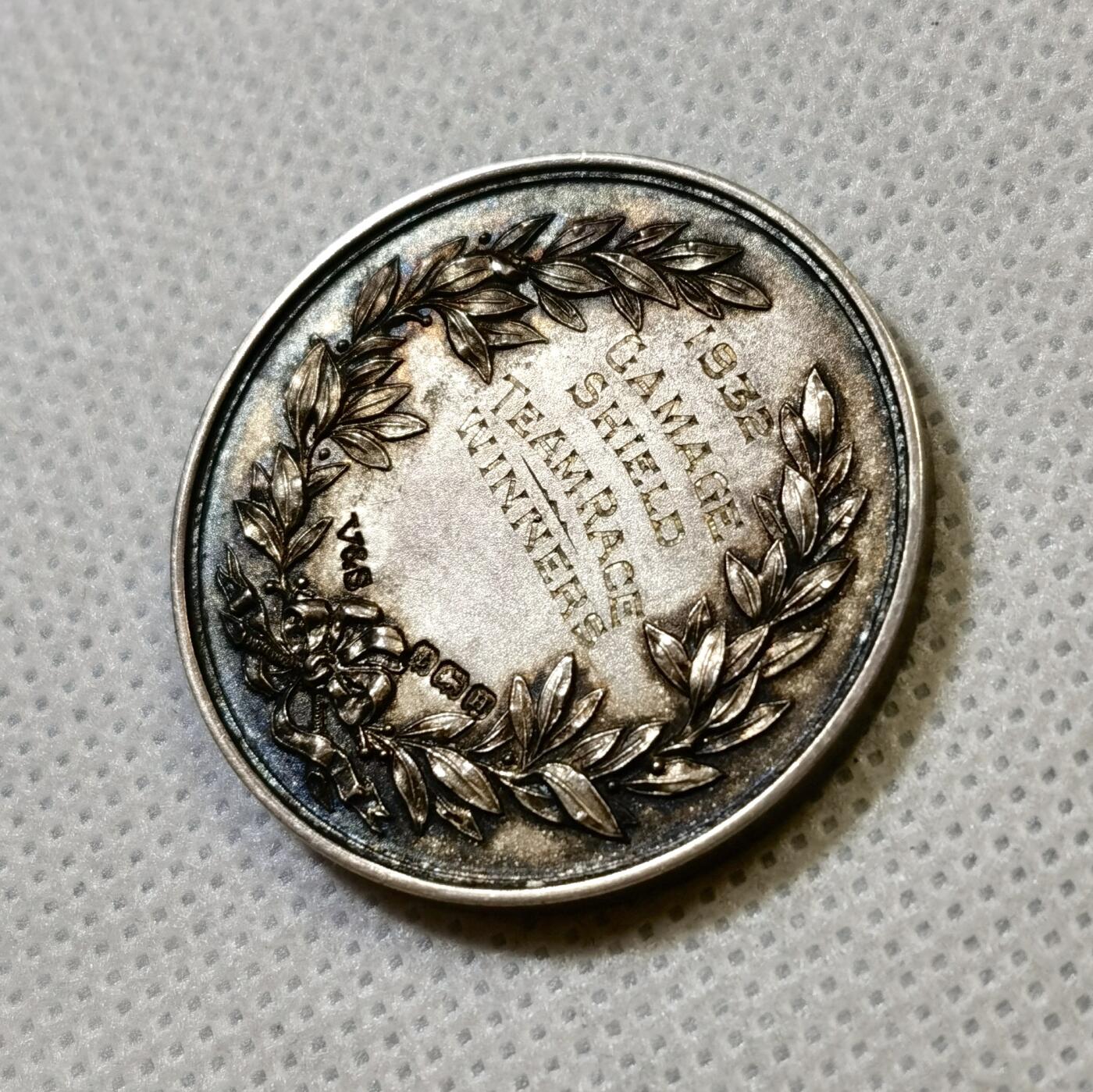 甄臻铺-世界币章拍卖（第48期）精品场拍品征集中，送拍享返佣金等优惠多多 1932年英国伦敦水球联盟LONDON WATER POLO LEAGUE颁发的纪念银章，直径32.2毫米，重17.1克。正面是盾形纹章和胜利女神雕像，背面刻有