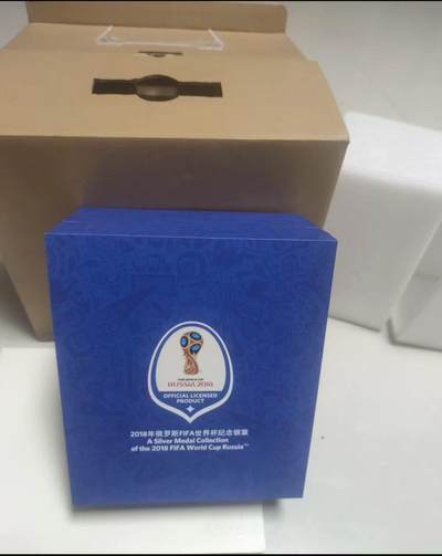 洪涛臻品批发群 精选邮票限时拍卖第1272期  2018年俄罗斯FIFA世界杯纪念银章摆件，官方授权，带原装礼盒、合格证、保养说明、收藏证书，全套齐全。银章重21g，含银量99.9%，做工精致，收藏价值高，适合送礼或自用收藏。  全新拆封未使用，保存完好，盒子和配件都在《此拍品包邮》