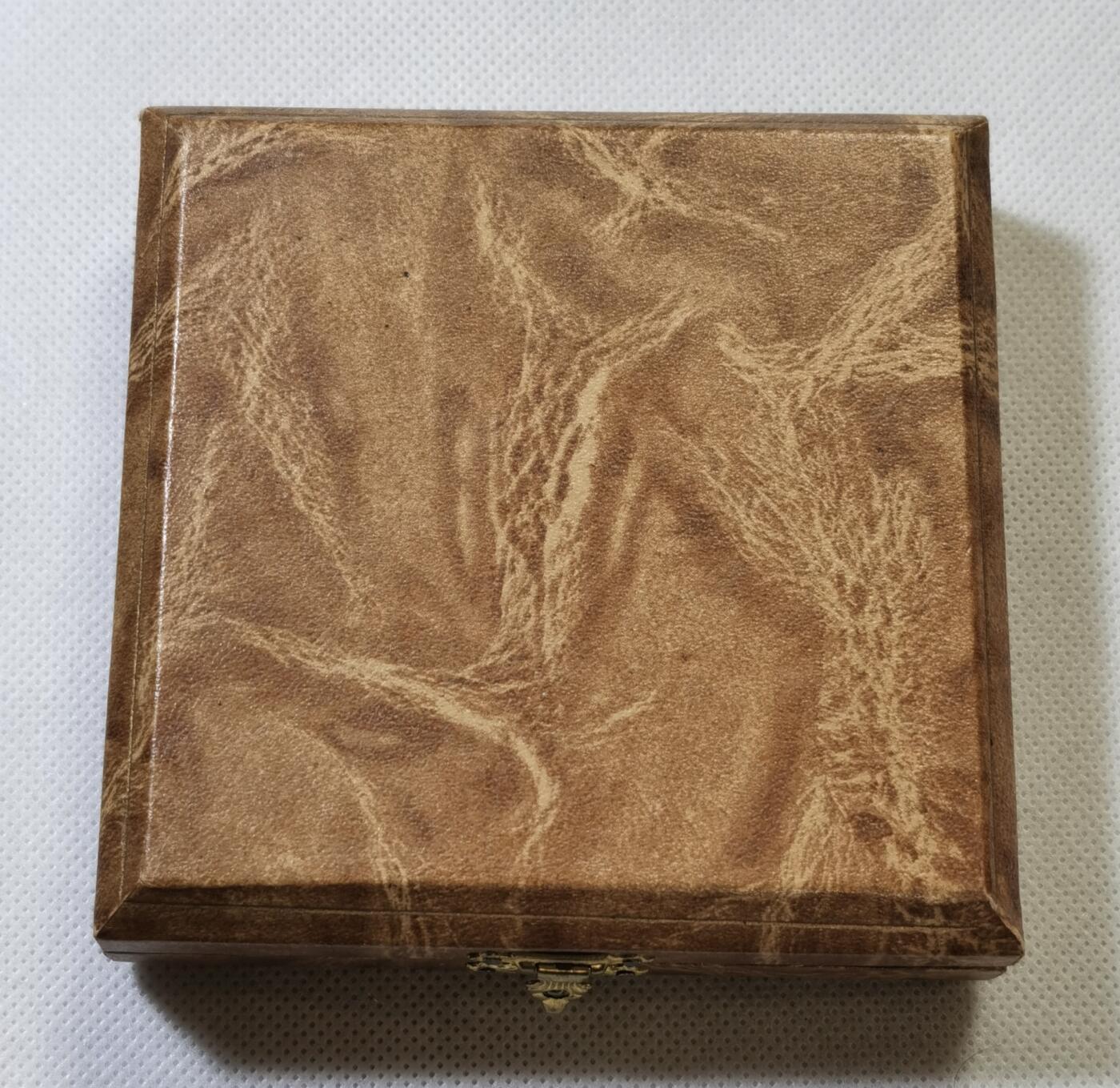 甄臻铺-世界币章拍卖（第48期）精品场拍品征集中，送拍享返佣金等优惠多多 法国山泉小镇纪念章，法国著名的山泉小镇维希市城市纪念章，雕刻画面是著名的古典油画《泉》。材质不明，可能是铜镀银或者银章，无边铭，直径61mm，重量98.4g，品相完美，有完好原盒，如图。