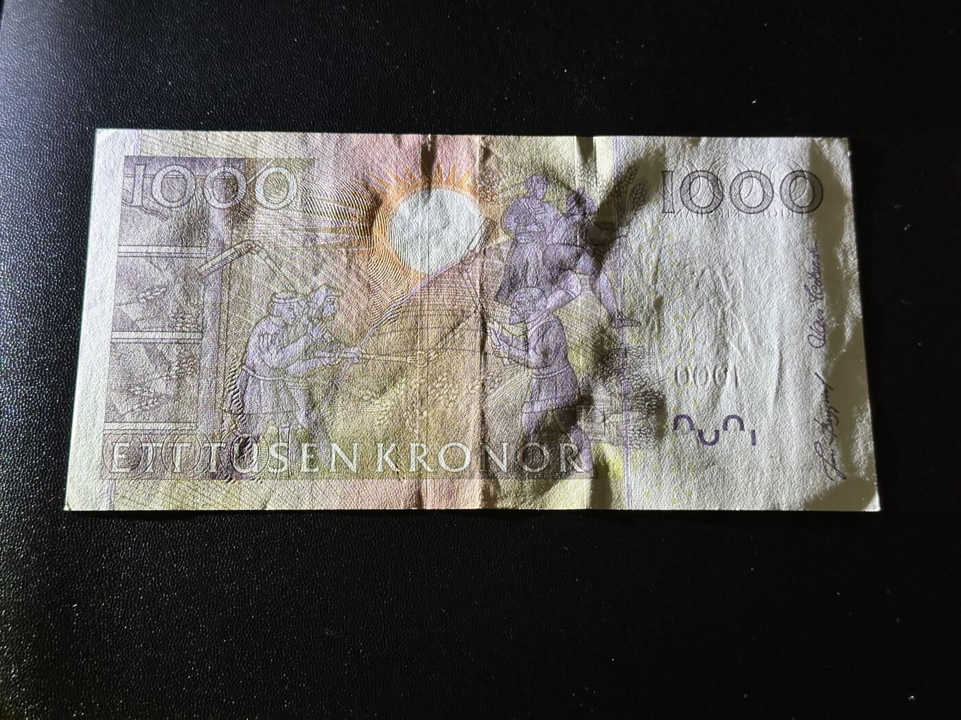 《外钞收藏家》第六百零三期（精选场）（本平台长期征集拍品、欢迎藏友们联系合作） 2005年瑞典1000克朗 AU品相 无47 边上有小裂口