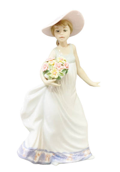 上海拍卖行2025年秋季古董珍玩拍卖会 - 西班牙雅致"花季少女"人物瓷塑摆件(H:22.5cm)