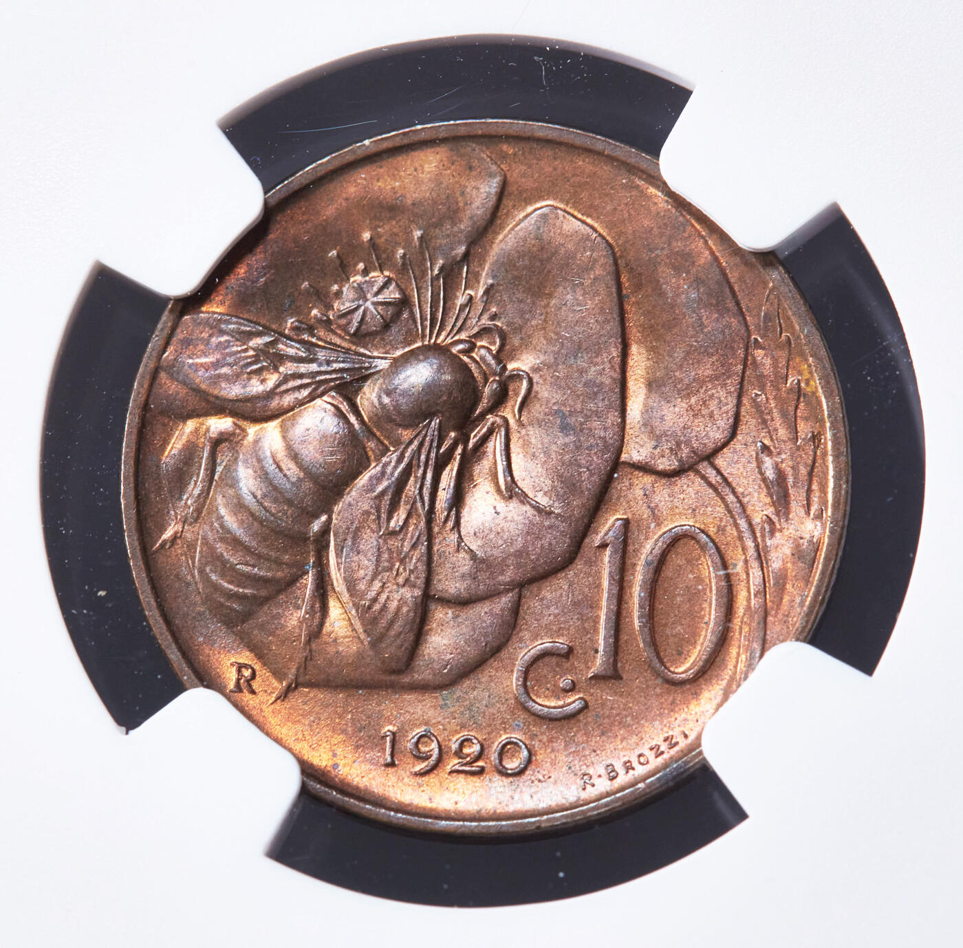 【俄甄集藏】“万象更新、马呈祥瑞”迎新春俄甄精品场-2026年(047)01-21 星期三 晚 19:30 全场包邮 意大利1920年R版伊曼纽尔三世蜜蜂10分铜币，NGC MS63RB，转光品相，钱币史上十分经典的设计，热门品种