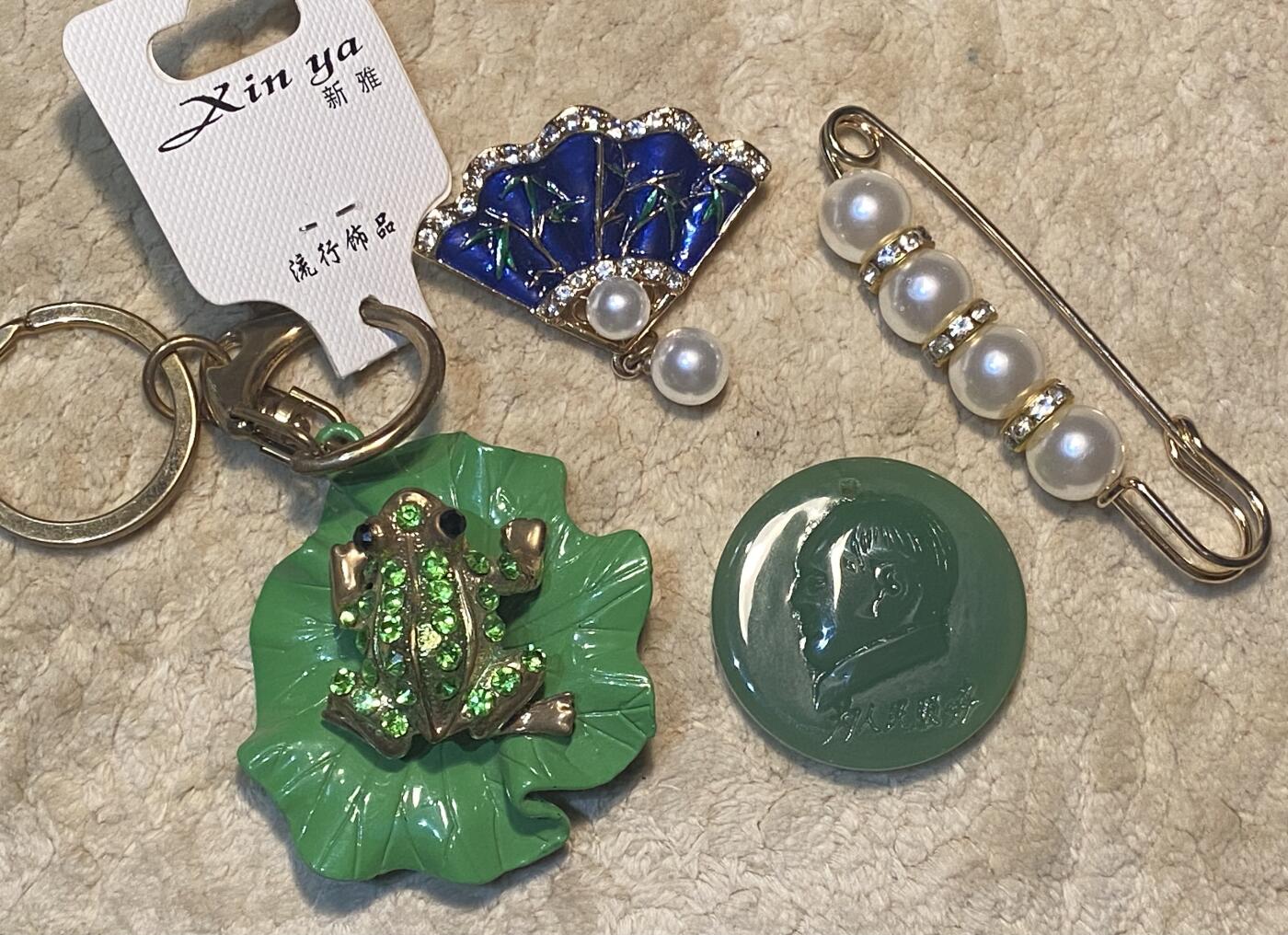 【旋风钱币】1月17日19:00准时开拍 精美欧洲币章、银币银章、第三帝国钱币等 全场包邮！ 4个精美吊坠饰品一起 如需细节图请联系