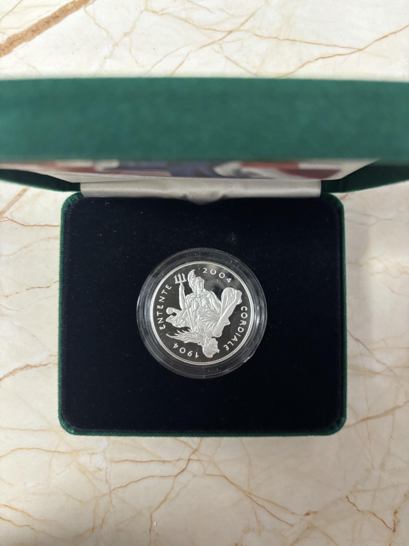 第188期拍卖 英国2004年英法友好协议100年精制加厚纪念银币，925银，56.56克，发行200枚，边缘有氧化