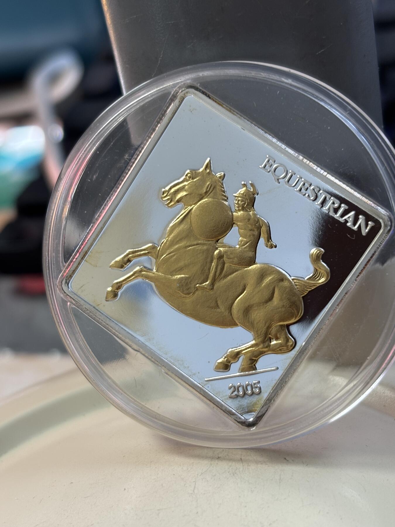 第188期拍卖 蒙古2005年达芬奇名作古代骑士镀金菱形纪念银币，1盎司999银，发行2500枚，有氧化