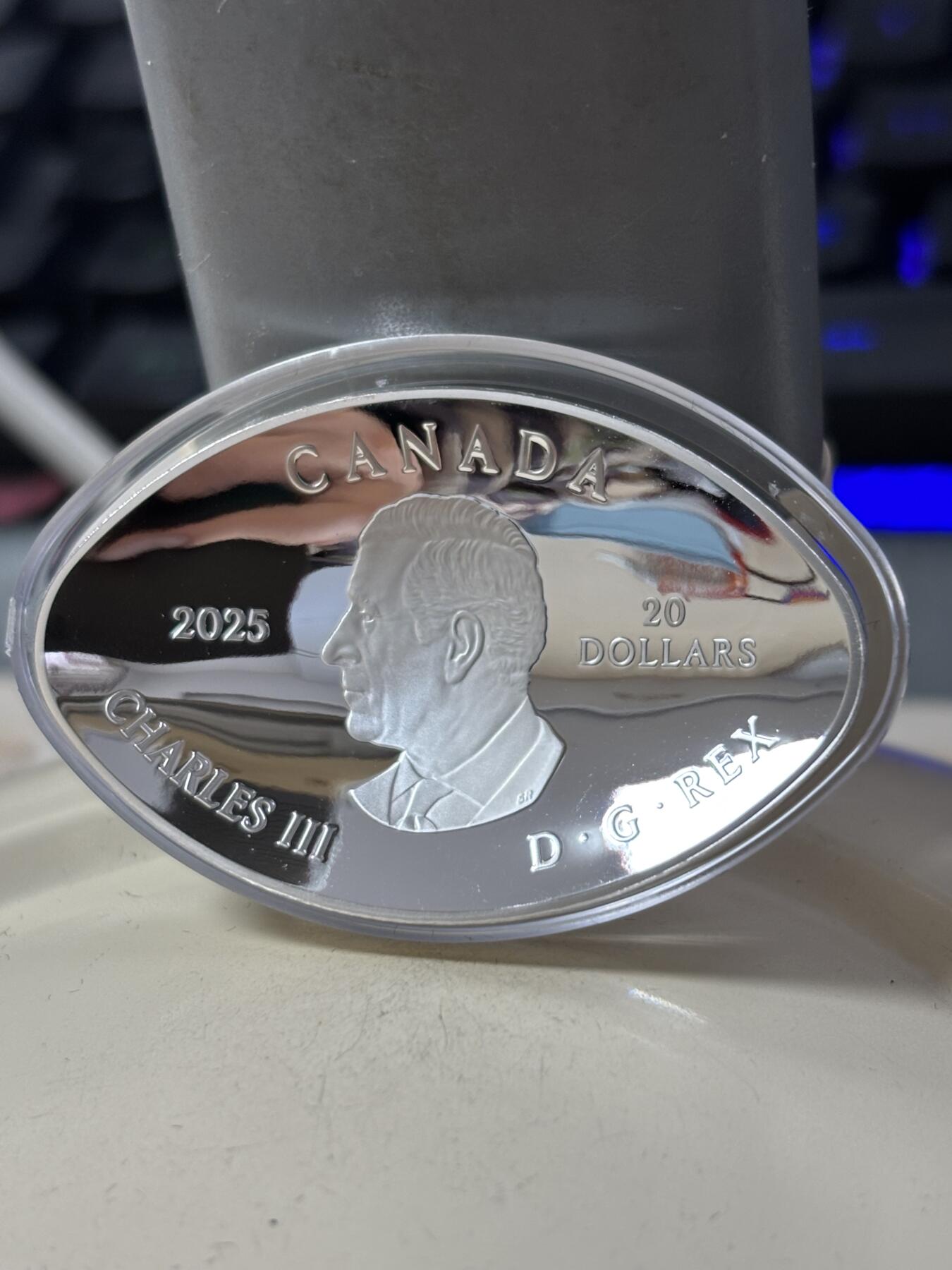 第188期拍卖 加拿大2025年恐龙之眼系列塔纳托龙1盎司椭圆形彩色银币，999银，发行8500枚