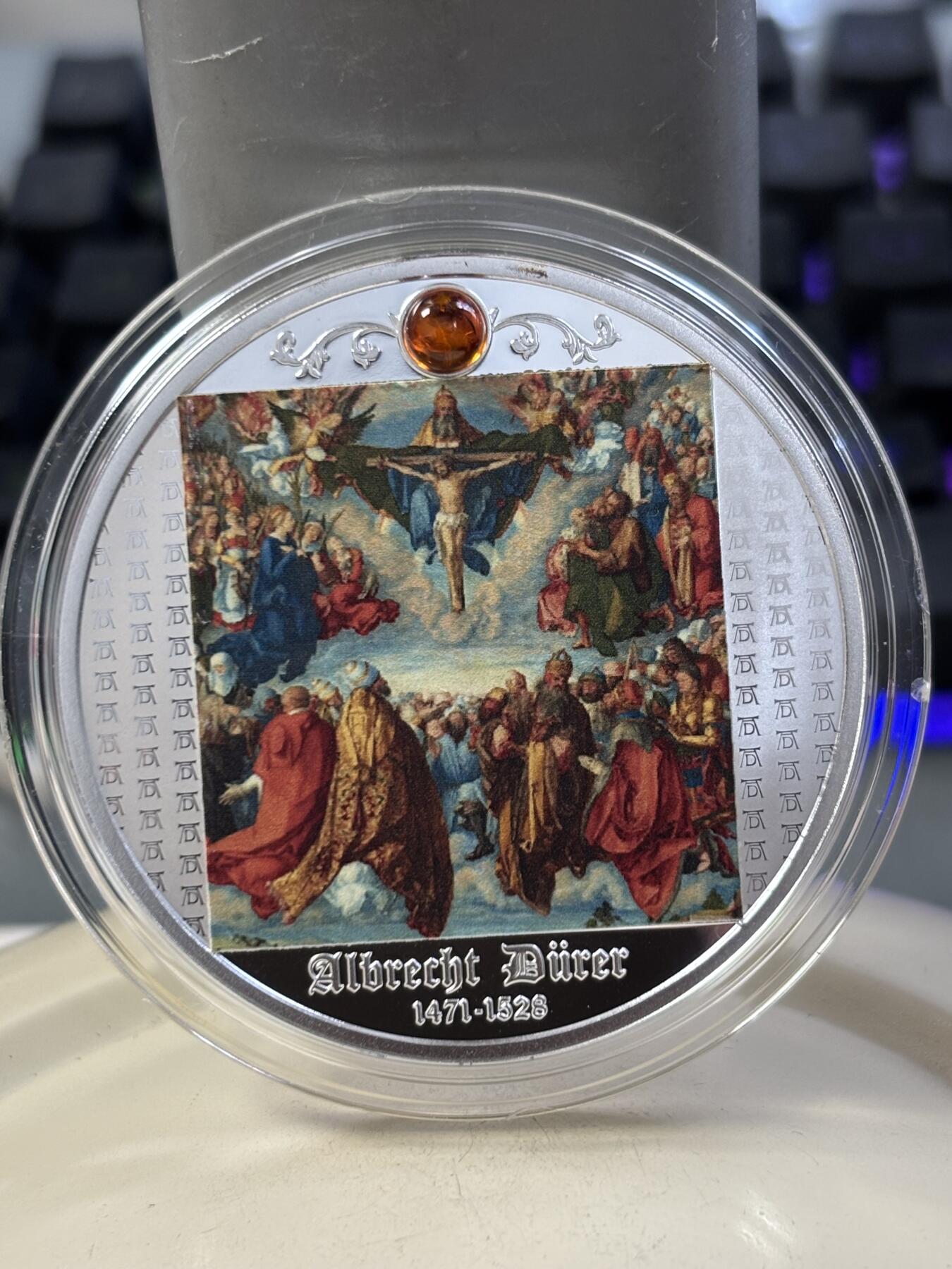 第188期拍卖 喀麦隆2021年丢勒名画三位一体崇拜镶嵌琥珀彩银币，999银，17.5克，发行550枚，塑料盒有碎