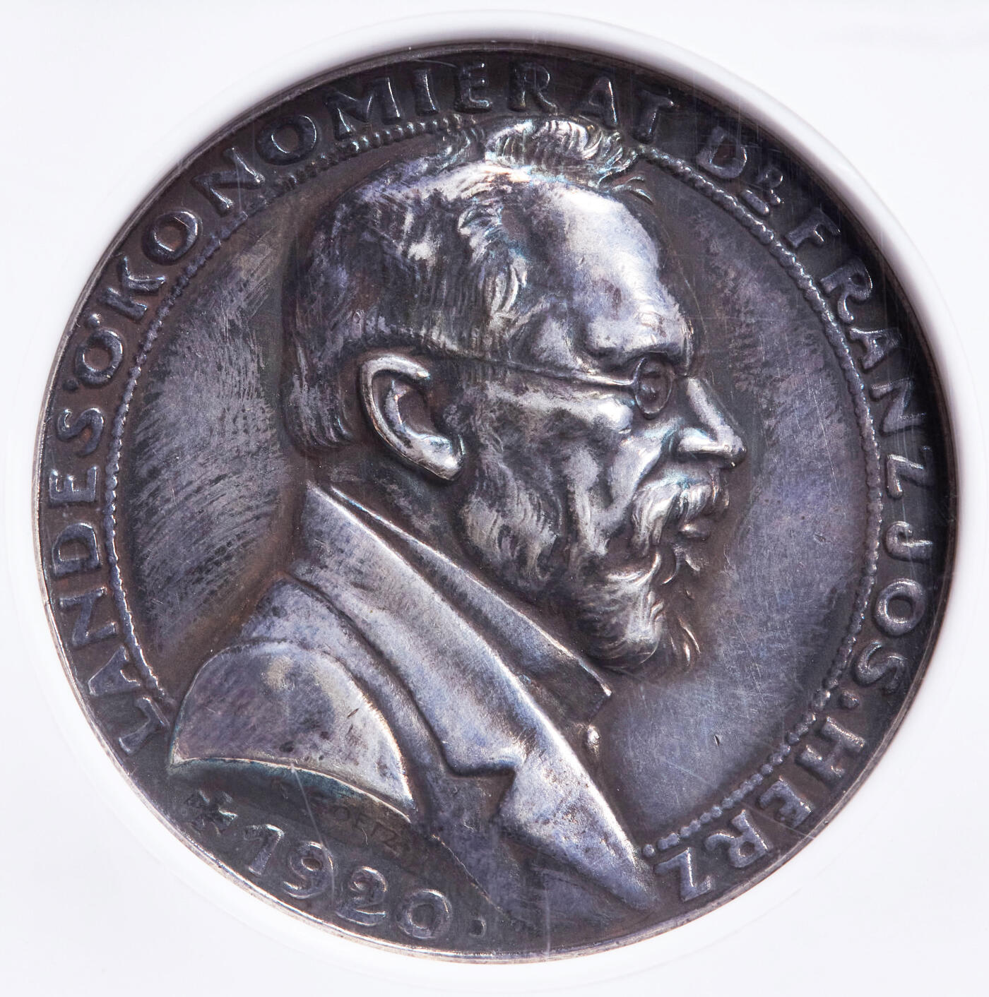 【俄甄集藏】“万象更新、马呈祥瑞”迎新春俄甄精品场-2026年(047)01-21 星期三 晚 19:30 全场包邮 德国魏玛1920年纪念乳业经济学家弗朗茨·赫兹博士银章，NGC MS61，卡尔·哥茨作品，高浮雕，酱彩包浆，少见品种