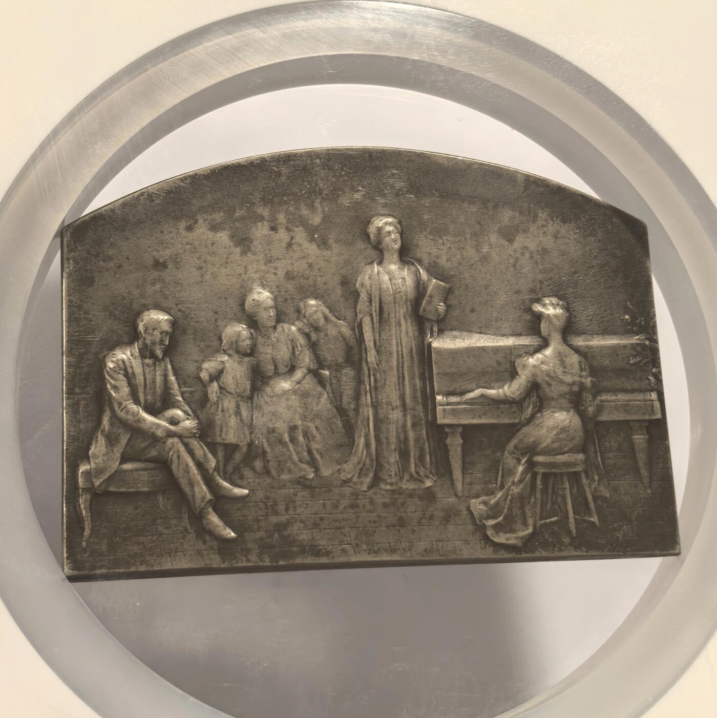 博洋堂世界钱币拍卖第157期（全场包邮） NGC MS62 SAMF作品46号，银章，标题：音乐，费南德·大卫作品，规格：57×75毫米，年份：1908年，铸量：铜章99枚，银章52枚，法定缴存4枚，作者留存2枚，大卫在这枚章牌的正面刻画了他曾在1902年沙龙上展出的名为“小提琴手（又名“音乐”）”的雕像。该雕塑是这位艺术家的第一件重要作品，吸引了大量关注，并由法国国家收购。